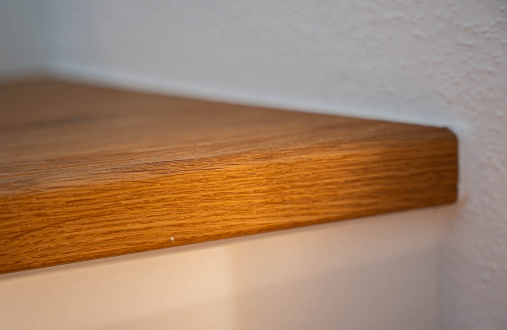 Wandanschluss der Stufe mit zarter Millimeter-Acryl-Fuge