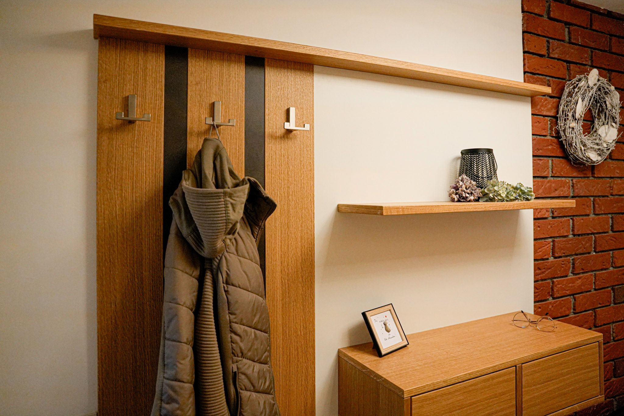 Garderobe aus Eichenholz und HPL-beschichteten Platten in Lederoptik.