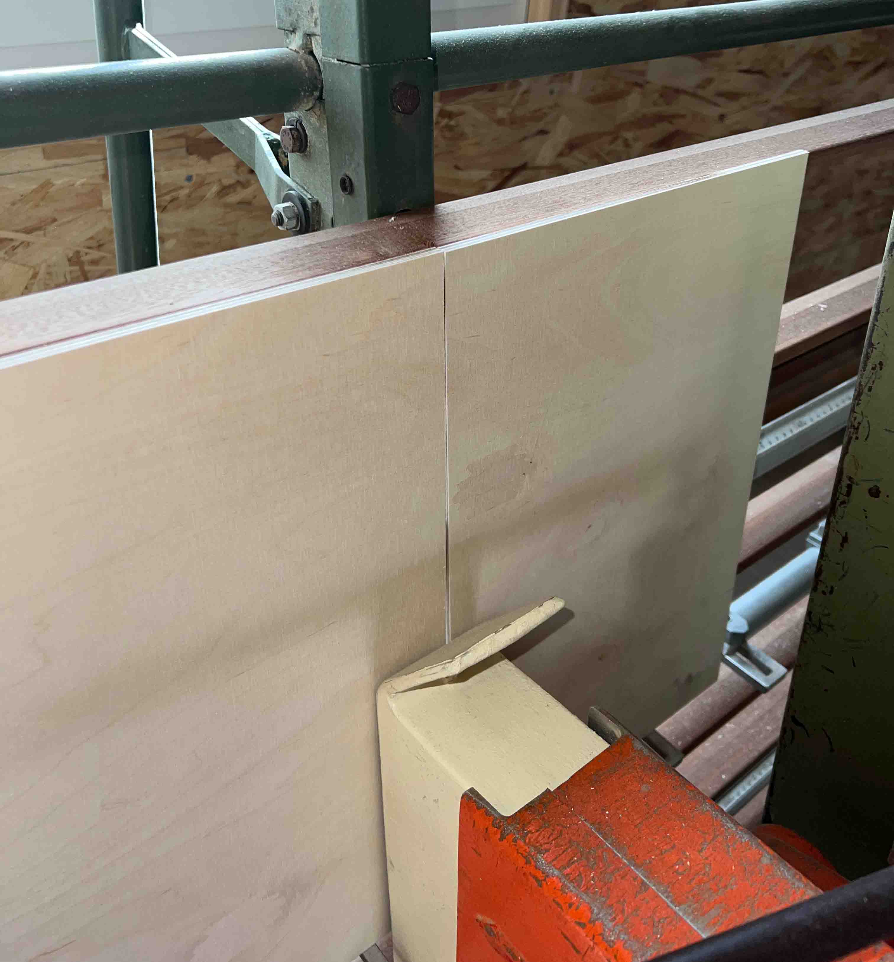 Bild zeigt wie eine Platte zugeschnitten wird.